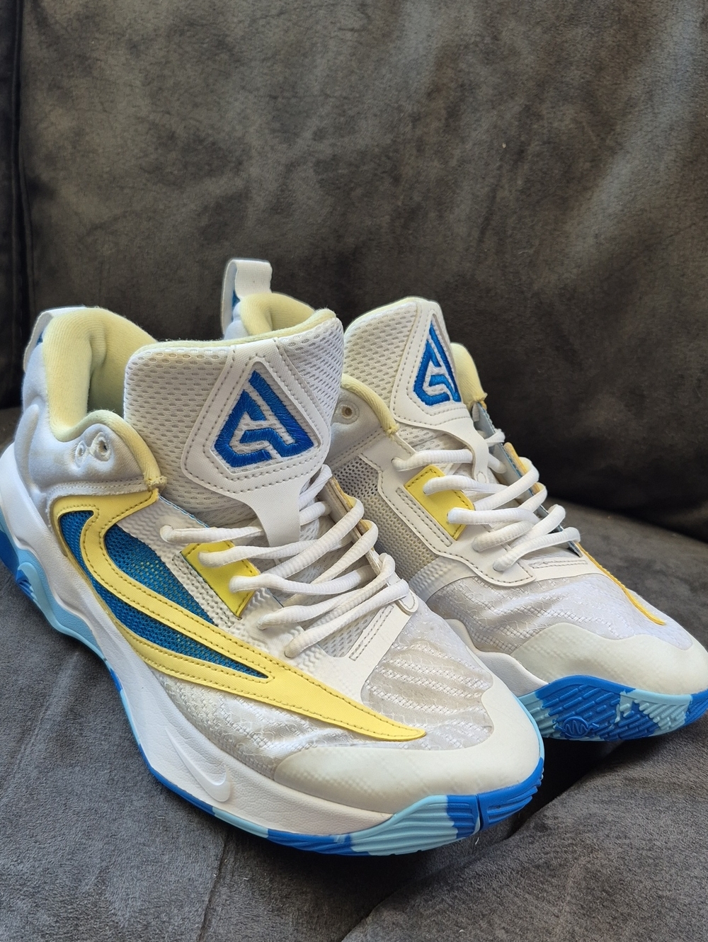 Nike Men's White Blue Yellow Athletic Shoes